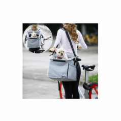 Persona llevando un morral para mascotas